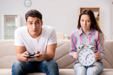 Bilgisayar oyunları bağımlılığından muzdarip genç aile