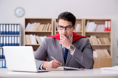 Ofiste çalışan süper kahraman iş adamı.