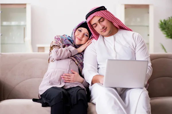 Jovem árabe família muçulmana com esposa grávida esperando bebê — Fotografia de Stock