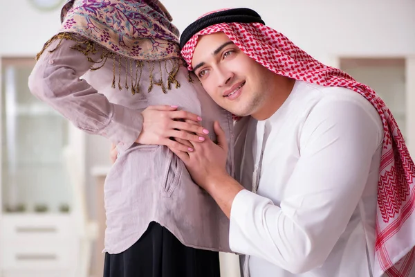 Ung arabisk muslimsk familj med gravid fru väntar barn — Stockfoto