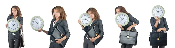 Affärskvinna med klockan isolerad på vitt — Stockfoto