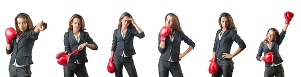 Mujer joven con guantes de boxeo aislados en blanco —  Fotos de Stock