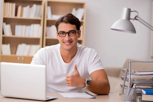 Junger Mann arbeitet im Büro — Stockfoto