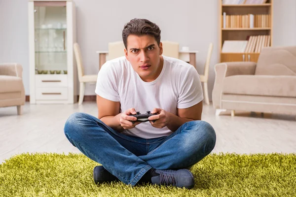 Homem viciado em jogos de computador — Fotografia de Stock