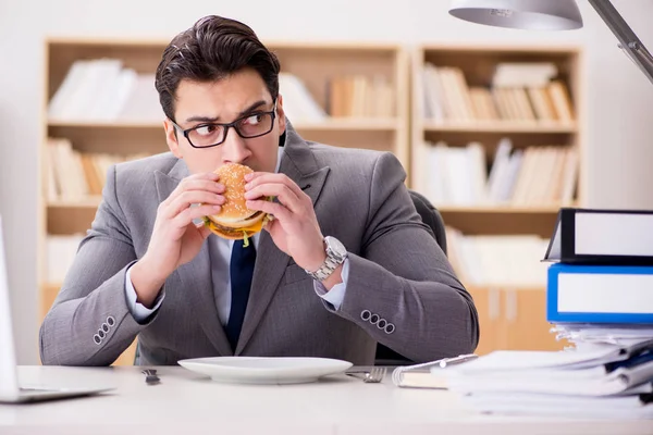 Πεινασμένος αστείος επιχειρηματίας τρώει σάντουιτς με πρόχειρο φαγητό — Φωτογραφία Αρχείου