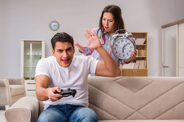 Ung familj som lider av datorspelberoende — Stockfoto