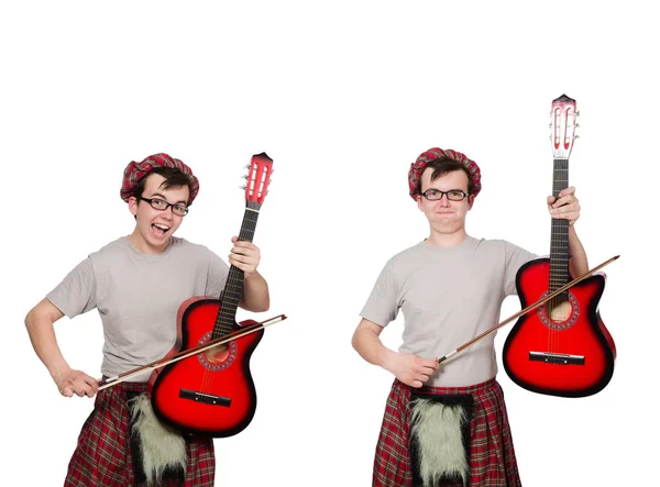 Смешной шотландец с музыкальным инструментом, изолированным на белом — стоковое фото