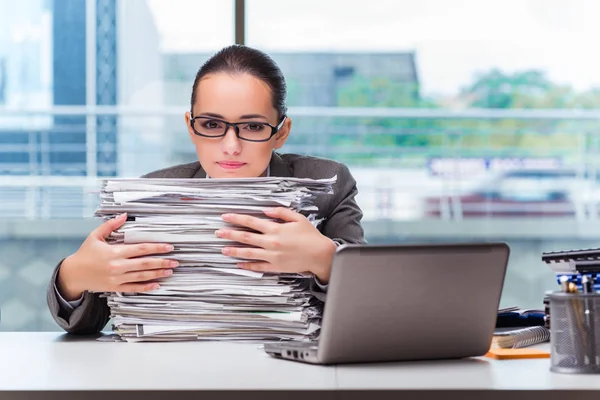 Jovem empresária que trabalha no escritório — Fotografia de Stock