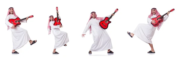 Homem árabe tocando guitarra isolada no branco — Fotografia de Stock