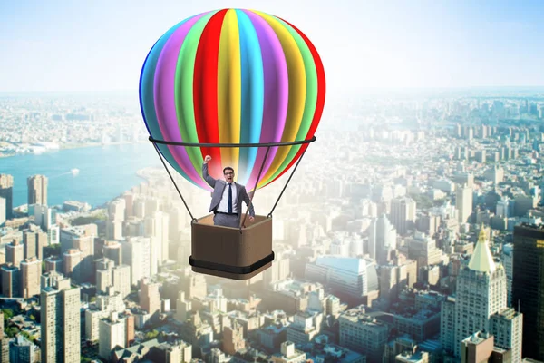 Бізнесмен летить на повітряній кулі в концепції виклику — стокове фото