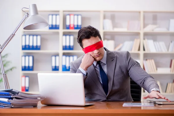 Blindfold affärsman sitter vid skrivbordet på kontoret — Stockfoto