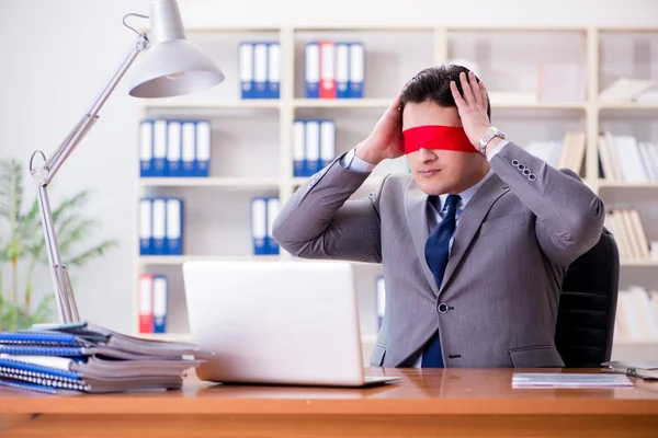 Blindfold affärsman sitter vid skrivbordet på kontoret — Stockfoto