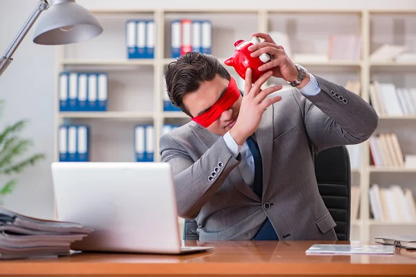 Blindfold affärsman sitter vid skrivbordet på kontoret — Stockfoto