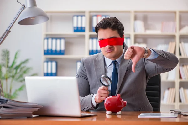 Blindfold affärsman sitter vid skrivbordet på kontoret — Stockfoto