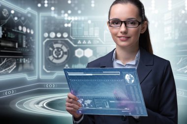 Veri madenciliği kavramında tabletli iş kadını