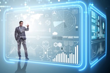 Veri madenciliğinde sanal düğmeye basan adam