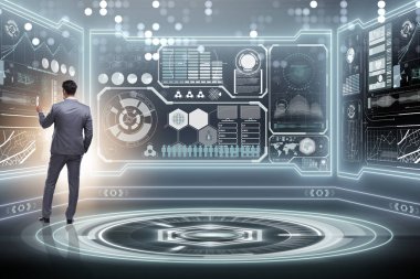 Veri madenciliğinde sanal düğmeye basan adam