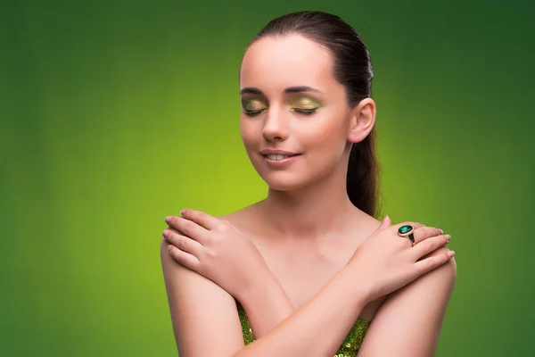 Ung kvinna i skönhet koncept på grön bakgrund — Stockfoto