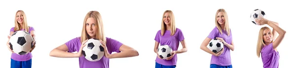 Kvinna som spelar fotboll på vit — Stockfoto