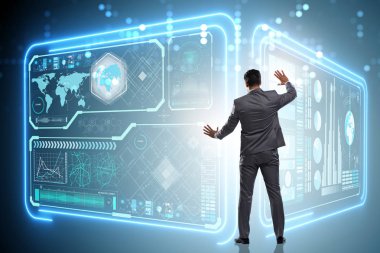 Veri madenciliğinde sanal düğmeye basan adam