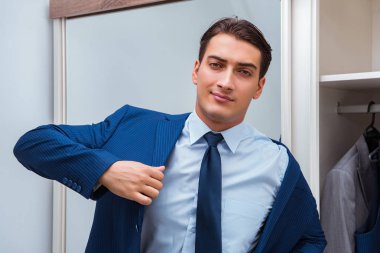 İş adamı iş için giyiniyor.