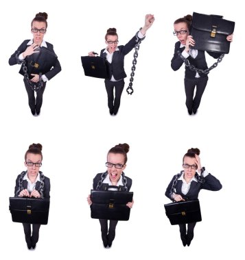 Elleri kelepçeli bir kadın.