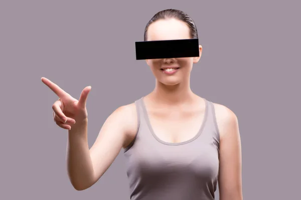 Jeune femme avec lunettes de réalité virtuelle — Photo