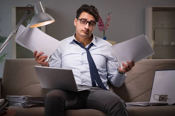 Homme d'affaires accro au travail travaillant tard à la maison — Photo