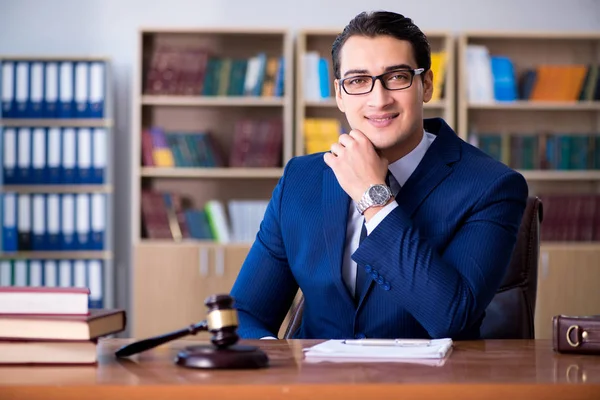 Juiz bonito com martelo sentado em tribunal — Fotografia de Stock