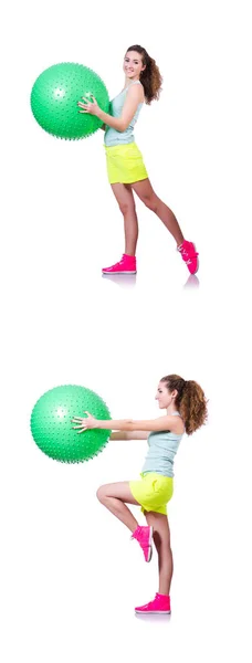 Молодая женщина с мячом упражнения на белом — стоковое фото