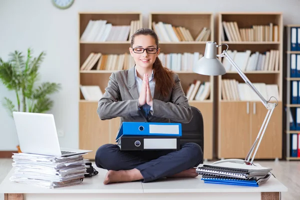 Деловая женщина медитирует в офисе — стоковое фото