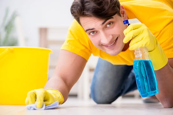 L'uomo che pulisce la casa aiutando sua moglie — Foto Stock