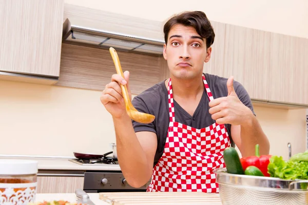 Man hane kock laga mat i köket — Stockfoto