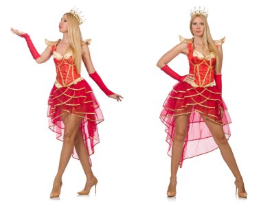 Kırmızı elbiseli kadın beyaz giyindi.