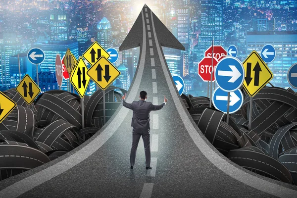 Empresario en concepto de incertidumbre en el cruce de carreteras — Foto de Stock