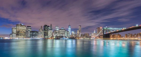 Nattutsikt över Manhattan och Brooklyn Bridge — Stockfoto