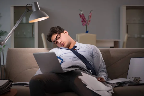 Affärsman arbetsnarkoman arbetar sent hemma — Stockfoto