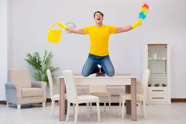 Man husband cleaning the house helping his wife — Stock Photo, Image