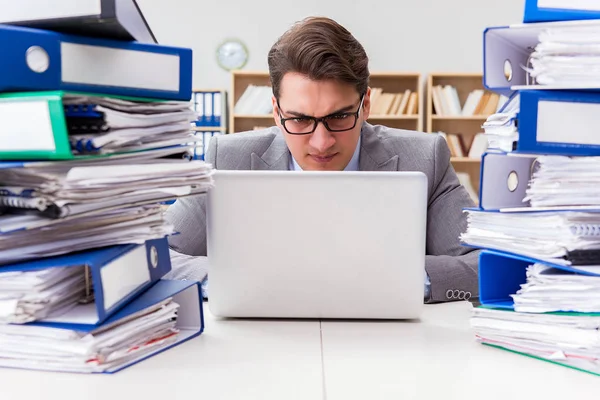 Drukke zakenman onder stress als gevolg van overmatig werk — Stockfoto