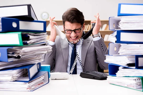 Занятый бизнесмен в состоянии стресса из-за чрезмерной работы — стоковое фото
