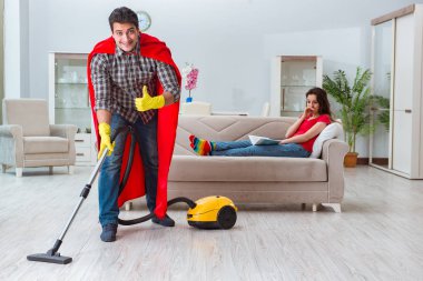 Süper kahraman koca karısına evde yardım ediyor.