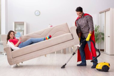 Süper kahraman koca karısına evde yardım ediyor.