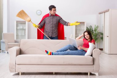 Süper kahraman koca karısına evde yardım ediyor.