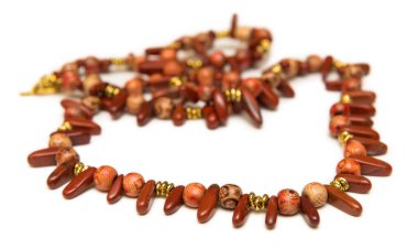 Beyaz arka plan üzerinde izole güzel zarif kolye