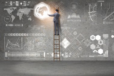 İş adamı küresel iş konseptinde merdiveni tırmanıyor