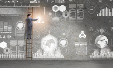 Veri yönetimi kavramında merdivendeki adam