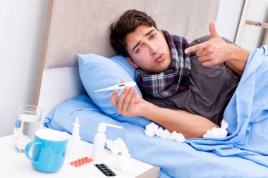 Hasta adam yatakta ilaç ve uyuşturucu alıyor.