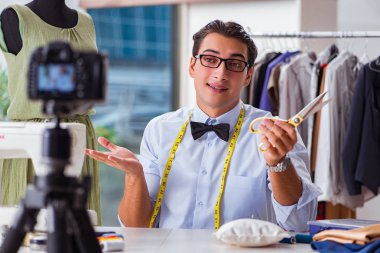 Moda video blogcusu olarak çalışan genç adam