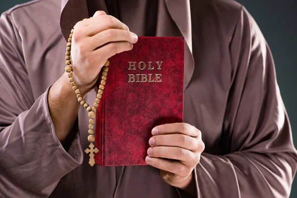 Mönch in religiösem Konzept auf grauem Hintergrund — Stockfoto