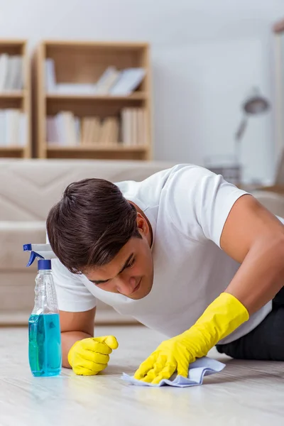 Muž manžel úklid domu pomáhá manželce — Stock fotografie